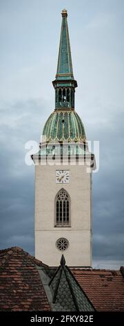 Der Turm der St.-Martin-Kathedrale erhebt sich über den Dächern der Altstadt in Bratislava, Slowakei. Stockfoto