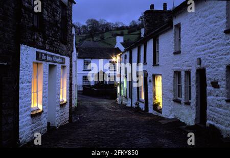 Die Kopfsteinpflasterstraßen von Dent beleuchtet bei Nacht, Dentdale, Yorkshire Dales National Park, Cumbria, England Stockfoto