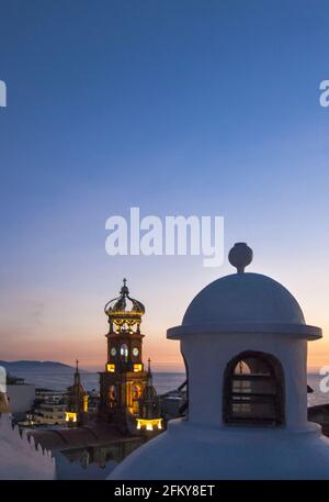 Die Kuppel auf dem Dach und der Kirchturm unserer Lieben Frau von Guadalupe sind Ikonen der kolonialen Stadtarchitektur in der „romantischen Zone“ von Puerto Vallarta. #613 PV Stockfoto