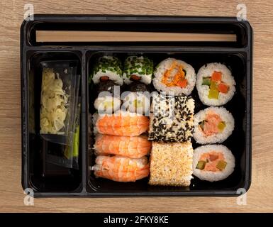 Das Sushi-Set wurde im Restaurant bestellt Stockfoto