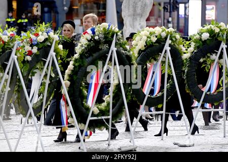 Amsterdam, Niederlande. Mai 2021. König Willem-Alexander und Königin Maxima der Niederlande am Nationaldenkmal auf dem Dam-Platz in Amsterdam, am 04. Mai 2021, um an der Nationalen Gedenkzeremonie teilzunehmen, aufgrund der Corona-Krise, findet die Feier ohne PublizitätQuelle: Albert Nieboer/ Netherlands OUT/Point de Vue OUT/dpa/Alamy Live News Stockfoto