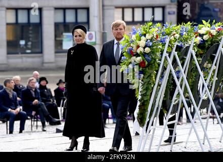 Amsterdam, Niederlande. Mai 2021. König Willem-Alexander und Königin Maxima der Niederlande am Nationaldenkmal auf dem Dam-Platz in Amsterdam, am 04. Mai 2021, um an der Nationalen Gedenkzeremonie teilzunehmen, aufgrund der Corona-Krise, findet die Feier ohne PublizitätQuelle: Albert Nieboer/ Netherlands OUT/Point de Vue OUT/dpa/Alamy Live News Stockfoto