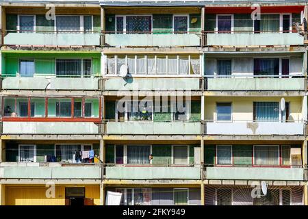 Fassade mit breiten Fenstern eines mehrstöckigen Paneelgebäudes Stockfoto