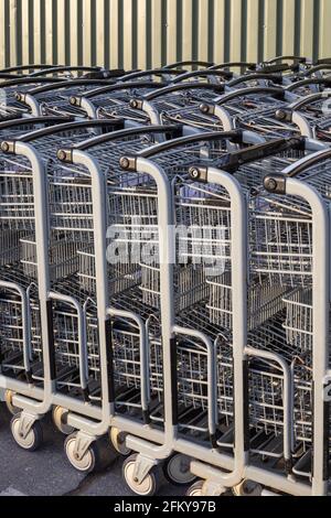 Einkaufswagen in einer Reihe vor einem Supermarkt Stockfoto