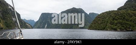 Segelbootsfahrt durch den malerischen Doubtful Sound, den Fiordland National Park und die Südinsel Neuseelands Stockfoto