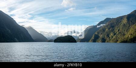 Sonne geht über Doubtful Sound auf, Wolken hängen tief auf den Bergen, Südinsel von Neuseeland Stockfoto