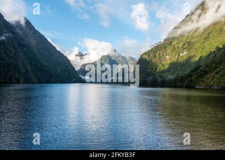 Ein neuer Morgen dämmert am Doutful Sound, Wolken hängen tief in den Bergen, Südinsel von Neuseeland Stockfoto