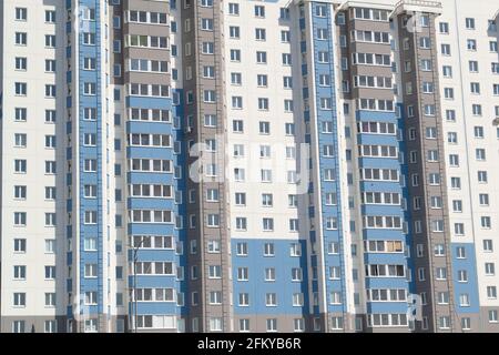 Mehrere Fenster auf ein großes Gebäude in der Stadt Blau und weiß Stockfoto