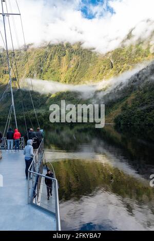 Ein neuer Morgen dämmert am Doutful Sound, Wolken hängen tief in den Bergen, Südinsel von Neuseeland Stockfoto