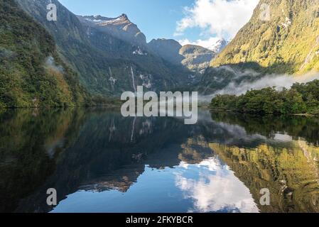 Ein neuer Morgen dämmert am Doutful Sound, Wolken hängen tief in den Bergen, Südinsel von Neuseeland Stockfoto