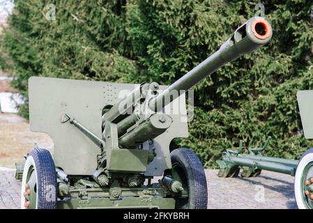 Blick auf die russischen Kanonen und Haubitzen im Park. Militärmuseum im Freien Stockfoto