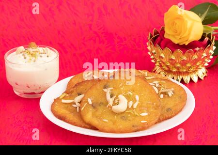 Mawa Malpua Fried In Desi Ghee Wird Am Meisten Genossen Mithai Serviert Während Der Großen Indischen Festival Eid Holi Diwali Navaratri Und Poush Sankranti. Decora Mit Blumenmuster Stockfoto