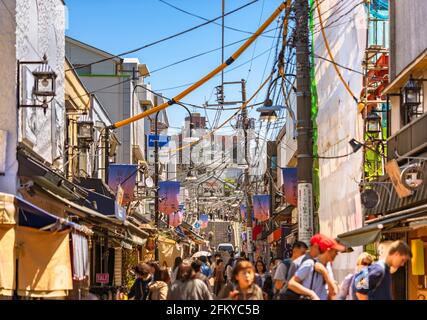 tokio, japan - 31 2020. märz: Touristenmassen besichtigen die Retro-Einkaufsstraße Yanaka Ginza, die für ihre Yuyake-dandan-Treppe und ihr altes Gefilde berühmt ist Stockfoto