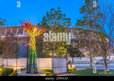 tokio, japan - 8 2021. februar: Abendansicht des beleuchteten olympischen Kauldrons der Olympischen Winterspiele von Nagano auf dem japan Sport olympic Square davor Stockfoto