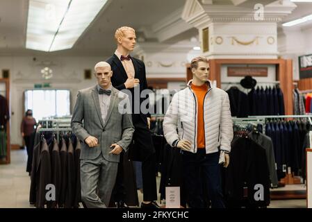 Männer Schaufensterpuppen in einem Geschäft, Geschäft. Mode Kleid, Anzüge Stockfoto