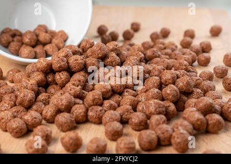 Knusprige Schokoladenzerealien. Strukturierte Flocken-Kugeln. Makro Stockfoto