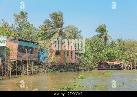 Traditionelle vietnamesische Stelzenhäuser am Fluss Hau (Bassac) am Mekong-Delta in der Nähe von Can Tho, Vietnam. Stockfoto