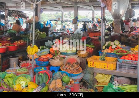 Hoi an, Vietnam - März 6 2019: Lebendiger und farbenfroher vietnamesischer Obst- und Gemüsemarkt im Freien, der frische Produkte in Hoi an, Vietnam verkauft. Stockfoto