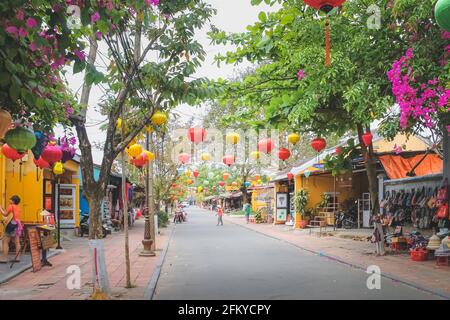 Hoi an, Vietnam - März 6 2019: Lebendige, farbenfrohe, gelbe, traditionelle vietnamesische Gebäude, Ladenfronten und Straßenlaternen in Hoi, einem alten Stadtdorf Stockfoto