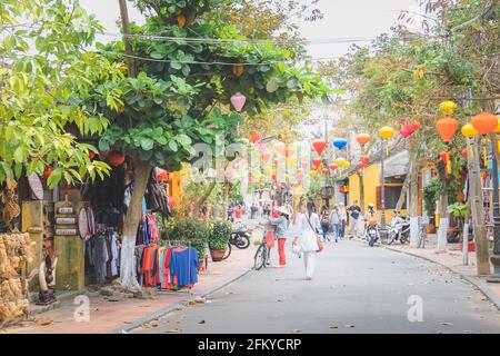 Hoi an, Vietnam - März 6 2019: Lebendige, farbenfrohe, gelbe, traditionelle vietnamesische Gebäude, Ladenfronten und Straßenlaternen in Hoi, einem alten Stadtdorf Stockfoto