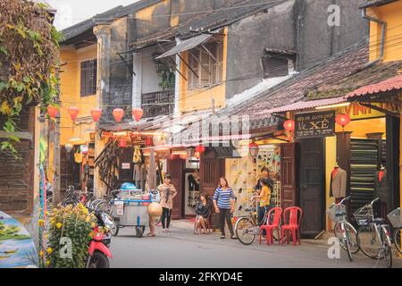 Hoi an, Vietnam - März 5 2019: Lebendige, farbenfroh gelbe traditionelle vietnamesische Gebäude, Ladenfronten und Straßen von Hoi an Altstadt Dorf. Stockfoto