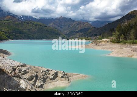 Barcis alpiner See mit bewölktem Himmel bei Valcellina-Pordenone, Italien Attraktionen auf Dolomiten Stockfoto