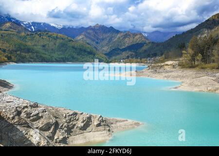 Barcis alpiner See mit bewölktem Himmel bei Valcellina-Pordenone, Italien Attraktionen auf Dolomiten Stockfoto