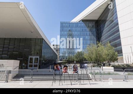 Los Angeles, USA. Mai 2021. Journalist und Aktivist erheben Klage wegen Missbrauchs der LAPD-Polizei bei George Floyd-Protesten. Der Fotojournalist Nichola Stern und der BLM-Aktivist Fahren James nehmen an einer Pressekonferenz mit ihrem Anwalt James DeSimone vor dem LAPD-Hauptquartier Teil. Sowohl Stern als auch James wurden bei Floyd-Protesten in Los Angeles von LAPD-Offizieren direkt mit Gummigeschossen geschossen. 5/4/2021 Los Angeles, CA USA (Foto: Ted Soqui/SIPA USA) Quelle: SIPA USA/Alamy Live News Stockfoto