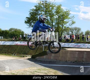 Verona, Italien. Mai 2021. Mattia FURLAN aus Italien nimmt am 2. Mai 2021 in Verona, Italien, an der BMX Racing Men Elite Runde 2 des UEC European Cup in der BMX Olympic Arena Teil.Quelle: Mickael Chavet/Alamy Live News Stockfoto