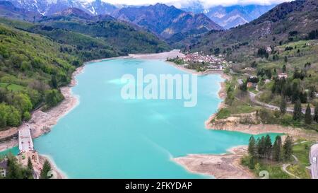 Barcis See in einer Panorama-Luftaufnahme von oben während Sonniger Tag im Valcellina-Pordenone, ein Ort, um die Dolomiten zu besuchen Stockfoto