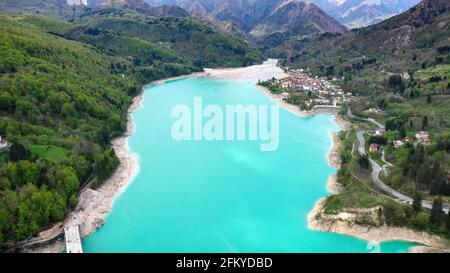 Barcis See in einer Panorama-Luftaufnahme von oben während Sonniger Tag im Valcellina-Pordenone, ein Ort, um die Dolomiten zu besuchen Stockfoto