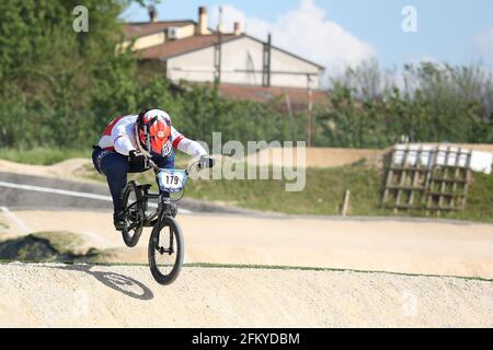 Verona, Italien. Mai 2021. Simon MARQUART aus der Schweiz nimmt am 2. Mai 2021 in Verona, Italien, am BMX Racing Men Elite Round 2 des UEC European Cup in der BMX Olympic Arena Teil.Quelle: Mickael Chavet/Alamy Live News Stockfoto