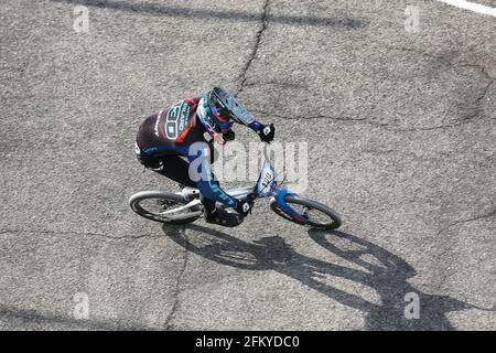 Verona, Italien. Mai 2021. Arthur PILARD aus Frankreich nimmt am 2. Mai 2021 in Verona, Italien, an der BMX Racing Men Elite Runde 2 des UEC European Cup in der BMX Olympic Arena Teil.Quelle: Mickael Chavet/Alamy Live News Stockfoto