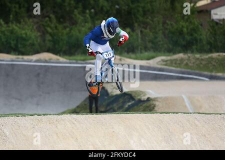 Verona, Italien. Mai 2021. Giacomo FANTONI aus Italien nimmt am 2. Mai 2021 in Verona, Italien, an der BMX Racing Men Elite Runde 2 des UEC European Cup in der BMX Olympic Arena Teil.Quelle: Mickael Chavet/Alamy Live News Stockfoto