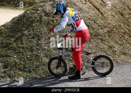 Verona, Italien. Mai 2021. Alfredo CAMPO aus Ecuador fällt in die BMX Racing Men Elite Runde 2 des UEC European Cup in der BMX Olympic Arena am 2. Mai 2021 in Verona, Italien Quelle: Mickael Chavet/Alamy Live News Stockfoto