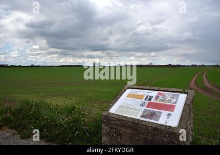 Weitblick auf das Schlachtfeld am Standort der Schlacht von Marston Moor im Juli 1644 mit Informationstafel Unter einem bewölkten Himmel Stockfoto