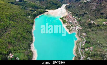 Barcis See in einer Panorama-Luftaufnahme von oben während Sonniger Tag im Valcellina-Pordenone, ein Ort, um die Dolomiten zu besuchen Stockfoto