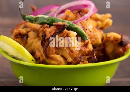 Zwiebel Pakoda Auch Bekannt Als Kanda Bhajji, Pyaj Ke Pakode, Pakoda, Pyaaaj Pakore, Pakora, Pyaaz Bajji wird in der Regenzeit im Norden und Süden I genossen Stockfoto