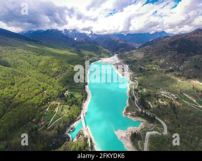 Barcis See in einer Panorama-Luftaufnahme von oben während Sonniger Tag im Valcellina-Pordenone, ein Ort, um die Dolomiten zu besuchen Stockfoto