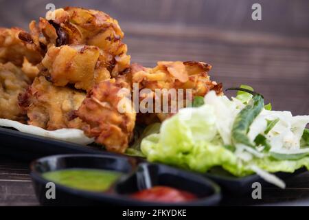 Zwiebel Pakoda Auch Bekannt Als Kanda Bhajji, Pyaj Ke Pakode, Pakoda, Pyaaaj Pakore, Pakora, Pyaaz Bajji wird in der Regenzeit im Norden und Süden I genossen Stockfoto