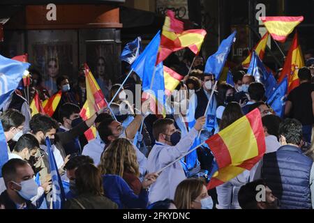 Madrid, Spanien. Mai 2021. Menschen während der Wahlnacht der Partido Popular „ PP “ für die autonomen Wahlen in Madrid am Dienstag, den 05. Mai 2021. Quelle: CORDON PRESS/Alamy Live News Stockfoto