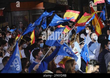 Madrid, Spanien. Mai 2021. Menschen während der Wahlnacht der Partido Popular „ PP “ für die autonomen Wahlen in Madrid am Dienstag, den 05. Mai 2021. Quelle: CORDON PRESS/Alamy Live News Stockfoto