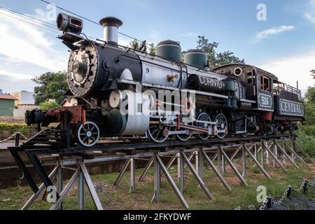 Denkmal mit einer behinderten Dampflokomotive in Zentralbrasilien Stockfoto