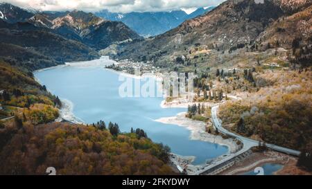 Barcis See in einer Panorama-Luftaufnahme von oben während Sonniger Tag im Valcellina-Pordenone, ein Ort, um die Dolomiten zu besuchen Stockfoto