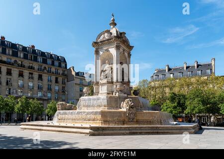 Der Brunnen Saint-Sulpice im Zentrum von Paris. Stockfoto