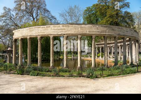 Die berühmte klassische Kolonnade im Parc Monceau - Paris, Frankreich Stockfoto