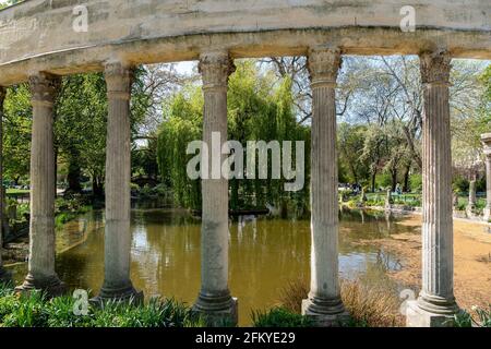 Die berühmte klassische Kolonnade im Parc Monceau - Paris, Frankreich Stockfoto