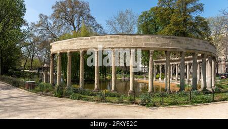 Die berühmte klassische Kolonnade im Parc Monceau - Paris, Frankreich Stockfoto