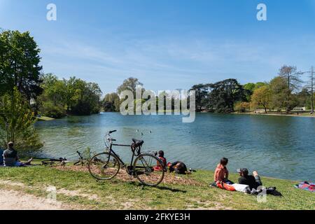 Pariser entspannen am unteren See im Bois de Boulogne - Paris, Frankreich Stockfoto