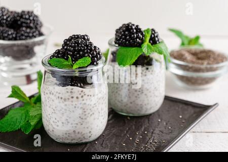 Gläser Chia Pudding mit Minze und frischen Beeren. Superfoods-Konzept Stockfoto